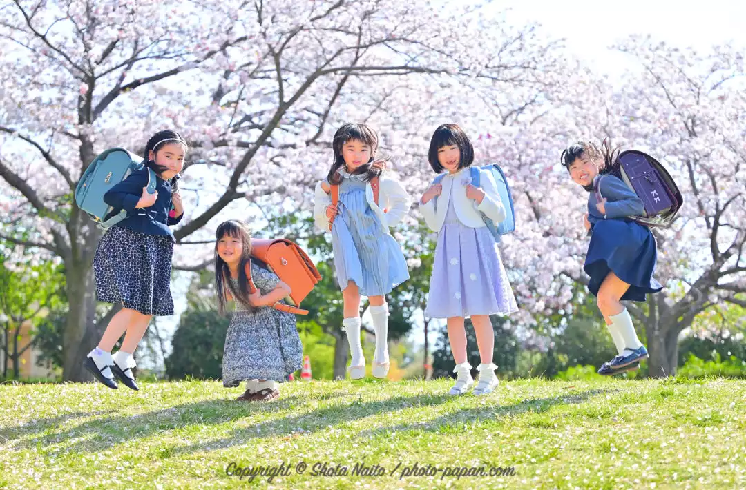 春の入学記念、ランドセル姿の新一年生